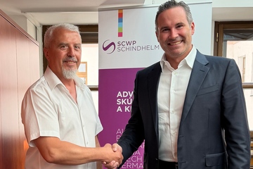 Der Deal steht: CEO Mario Haidlmair und der Geschäftsführer von TFM Slovakia, Miroslav Kovácik (li.; Foto: Haidlmair)