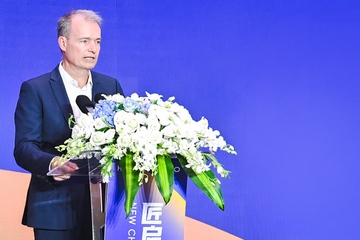 Während der offiziellen Inbetriebnahme Ende Juni: Dr. Oliver Neuß, Geschäftsführer Akro-Plastic (Foto: Akro-Plastic)