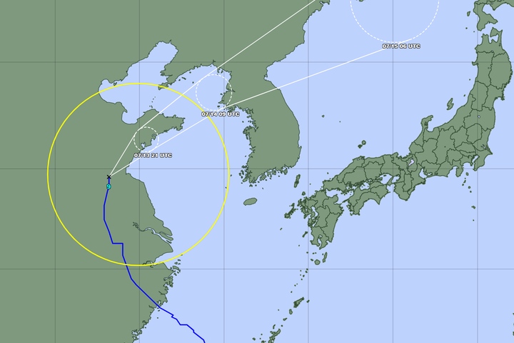 Bisheriger Verlauf des Taifuns „Bavi“ über Ostchina bis zum 13. Juli 2026 (blaue Linie) und Prognose der weiteren Bewegung nach Nordkorea (Quelle: Japan Meteorological Agency)