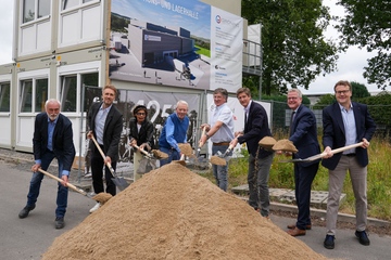 Aller Anfang ist Schippen: Spatenstich für die neue Logistik- und Produktionshalle (Foto: Gröning)