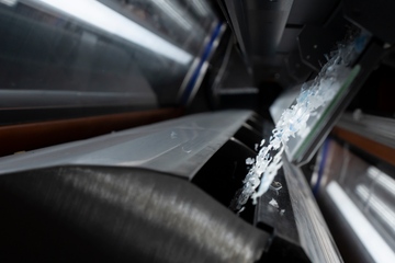 Investition in die Sortiertechnik, um PET-Flakes nach Polymertyp, Farbe und Transparenz zu separieren (Foto: Tomra)