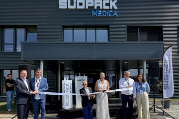 Einweihung der neuen Flächen in Coulmer: mit dabei die Südpack-Führungsriege um CEO Thorsten Seehars (li.) und die Inhaber Johannes Remmele und Carolin Grimbacher (Mitte; Foto: Südpack)