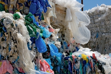 PE-Folienabfälle: In Ballen für das Recycling vorbereitet (Foto: Huguette Roe/iStockPhoto)