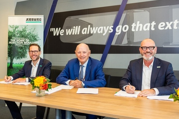 Deal eingetütet (v.l.n.r.): Arburg-CFO Steffen Kroner, Philip Stibbe von Stibbe Participaties und Arburg-CTO Guido Frohnhaus (Foto: Arburg)