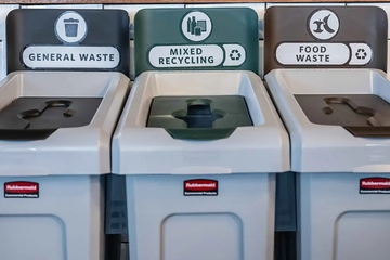 Abfallsammelbehälter gehören zur Profi-Linie von Rubbermaid (Foto: Newell Brands)