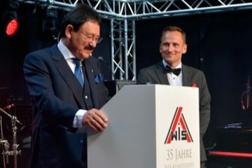 Vater und Sohn: Siegmar Römhild übergibt die Geschäftsführung an Daniel Römhild (r.; Foto: WIS)