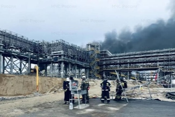 Feuerwehrleute im Petrochemie-Komplex nahe der Stadt Svobodny nehmen Luftproben an der Unglücksstelle (Foto: Russ. Ministerium für Katastrophenschutz)