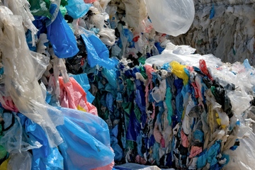 In Ballen für das Recycling vorbereitet: PE-Folienabfälle  (Foto: Huguette Roe/iStockPhoto)