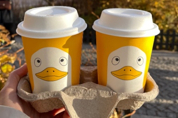 Wenn Enten leicht belämmert gucken: Einwegbecher fallen unter die kommunalen Verpackungssteuern (Foto: Pexels/Natalja Markina)