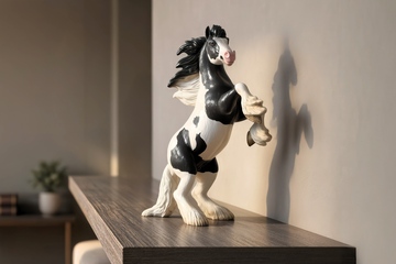 Scheut das Pferd, oder macht es Männchen – vor den neuen Eigentümern? (Foto: Schleich)