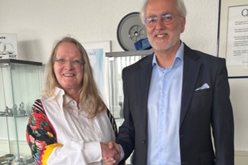Hand drauf: Die geschäftsführende Gesellschafterin von KLT, Claudia Hummel, verkauft an PPS-Inhaber und -Chef Hartmut Müller (Foto: KKS)