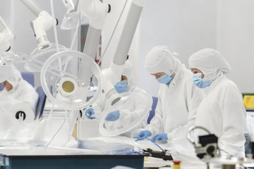 Unter Reinraum-Bedingungen: Produktion von Medizintechnik-Komponenten (Foto: MCP)