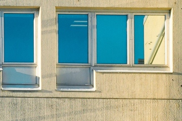 Fenster im Bestand: In Deutschland stehen Millionen älterer Gebäude vor der energetischen Sanierung (Foto: Pexels/DamirK)