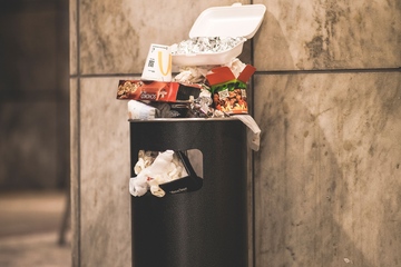 Kostenfaktor öffentlicher Raum: Aus dem Einwegkunststofffonds erhalten Kommunen Geld für die Sammlung und Entsorgung bestimmter Abfälle (Foto: Pexels/Markus Spiske)