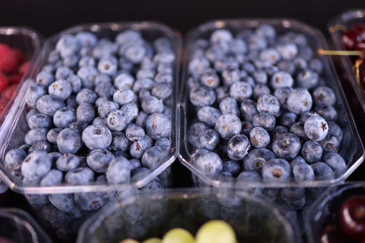 Schalen für Beerenobst: Das Recycling tiefgezogener PET-Verpackungen soll in Europa deutlich ausgebaut werden (Foto: Pexels/Valeria Boltneva)