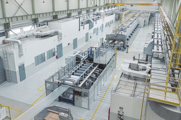 Blick in die Montagehalle: So entstehen die BOPP-Anlagen (Foto: Brückner Maschinenbau)