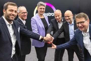 Pilotanlage für das chemische Recycling von Hochleistungselastomeren in Leverkusen: Projektleiter Dr. Lennart Sandbrink, Dr. Bastian Mahr (Ingenieur der Pilotanlage), Vertriebsvorständin Monique Buch, Dr. Michael Traving (Leiter Pilotanlagenbetrieb), Dr. Markus Dugal (Leiter Verfahrenstechnik) und Elastomer-Geschäftsbereichsleiter Dr. Thomas Braig (v. li.; Foto: Covestro)
