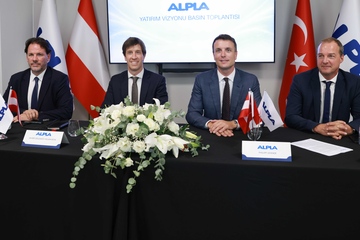 Zur Eröffnung des neuen Werks im türkischen Adana am 14. September kamen Emre Canoglu (Geschäftsführer Alpla Türkei), Javier Delgado (Regionalgeschäftsführer für Afrika, Nahost und die Türkei), Philipp Lehner (CEO) und Walter Ritzer (COO) zusammen (v.li., Foto: Alpla)