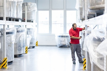 Säckeweise Klebstoffe: Blick in eine Produktions- und Lagerhalle in Düsseldorf (Foto: Henkel)