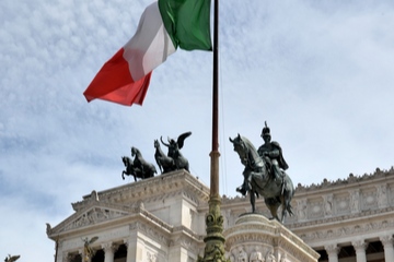 Iustitia trägt Pickelhaube und reitet: Der Gerichtshof in Mailand hat Corepla unter Aufsicht gestellt (Foto: Pexels/Davide Cacciatori)