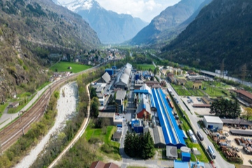 Zwischen den Schweizer Berggipfeln liegt das Grafitwerk Bodio (Foto: Imerys)