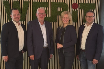 Vertragsunterzeichnung: Benjamin Schmid (Leiter Business Unit Gebäudetechnik Werit); Frank van Daal (Inhaber Rezi Sanitair); Kerstin Dorn (Geschäftsführerin der deutschen Standorte von Werit) und Werit-CFO Marco Neuhaus (v.li.; Foto: Werit)

