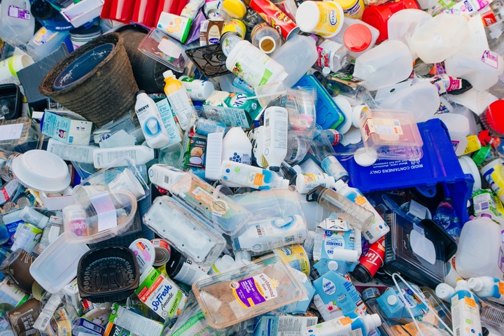 Kunststoffverpackungsabfälle: Die geplante Abgabe soll dem Bund jährlich bis zu 1,5 Mrd EUR einbringen (Foto: Smarterpix/ibrester)