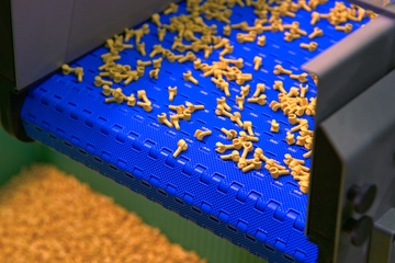 Minifigurenhände aus POM, das unter Einsatz von erneuerbarem Methanol hergestellt wird (Foto: Lego)