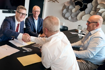 Deal eingetütet (v.l.n.r.): Polytechs CEO René Balle und Vorsitzender Søren Knudsen mit den bisherigen DGI-Eignern Christian Thomsen und Peter Thomsen (Foto: Polytech)