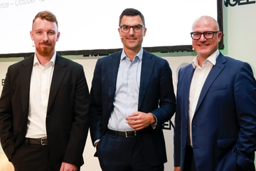 Auf der „Fakuma“: Engels neuer Europachef Benjamin Lettner, CEO Dr. Stefan Engleder und CTO Dr. Gerhard Dimmler (v.li.; Foto: KI)