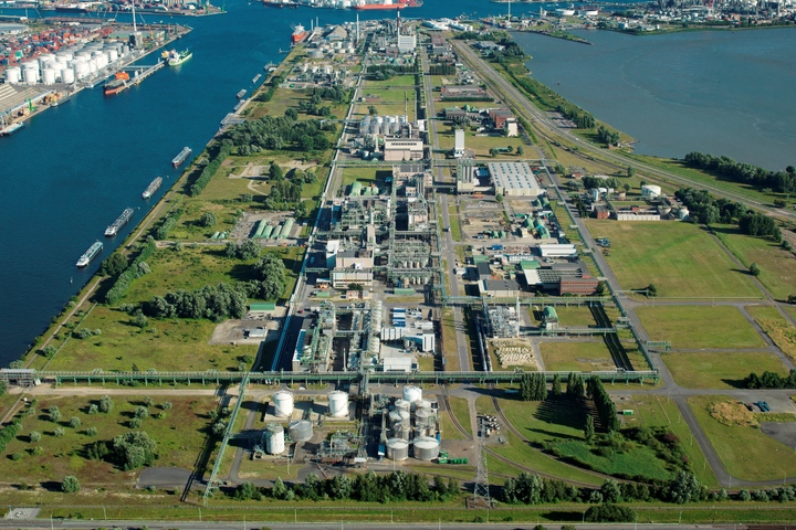 Schelde-Insel Lillo: Hier produziert Covestro derzeit noch in großem Umfang Polycarbonat (Foto: Covestro)