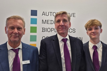Auf der Messe in Friedrichshafen: Firmenchef Christian Kleinjung (Mitte) mit seinem Sohn Max Kleinjung (re.) und Vertriebsleiter Maik Lyschik (Foto: KI)