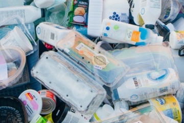 Kunststoffverpackungsabfälle: Die geplante Abgabe soll dem Bund jährlich bis zu 1,5 Mrd EUR einbringen (Foto: Smarterpix/ibrester)