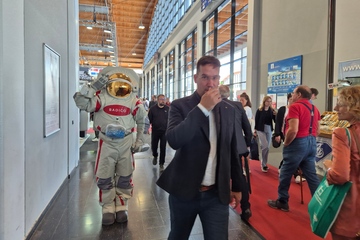 Die Messe in Friedrichshafen: viel los, aber nicht so viel Geschäft (Foto: KI)