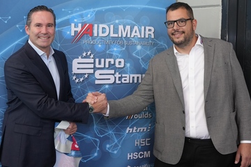 Gaben die Übernahme auf der „Fakuma“ in Friedrichshafen bekannt: CEO Mario Haidlmair und Matteo Mazzarini, Vertriebsleiter von Euro Stampi und Vertreter der bisherigen Eigentümerfamilien (v.li.; Foto: Haidlmair)