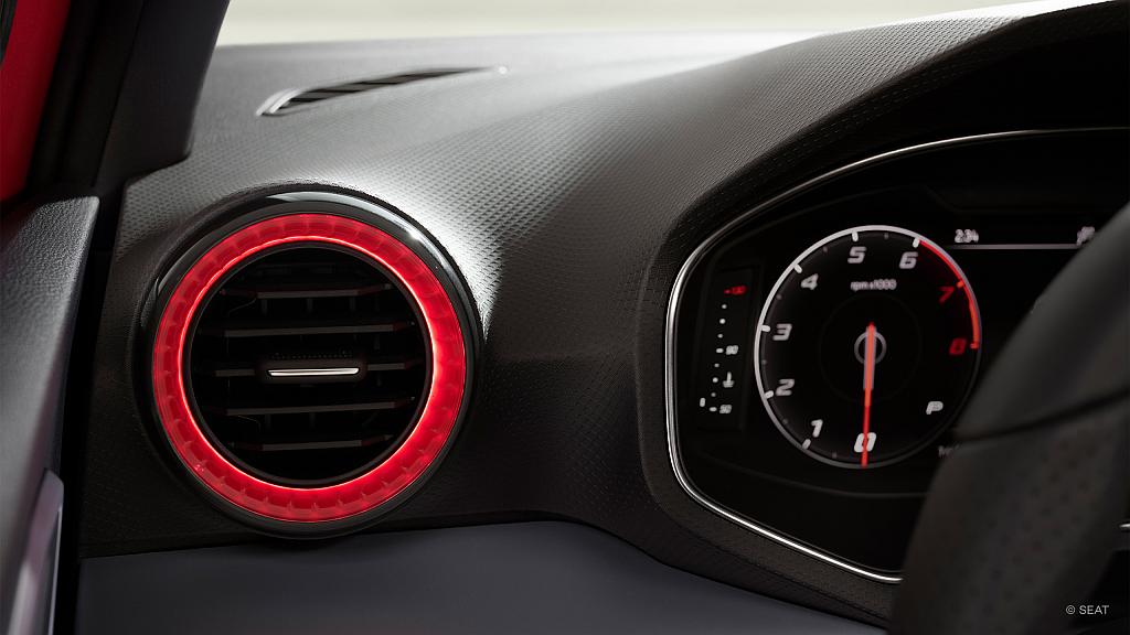 Röhm: Leuchtende Akzente im Fahrzeug-Innenraum