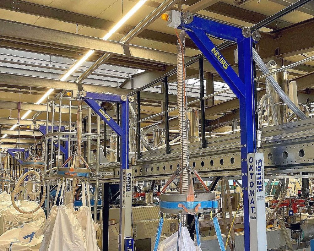 Ein intelligentes System aus Bühne und Auslegern sichert in der Produktion von SLS das effiziente Materialhandling.