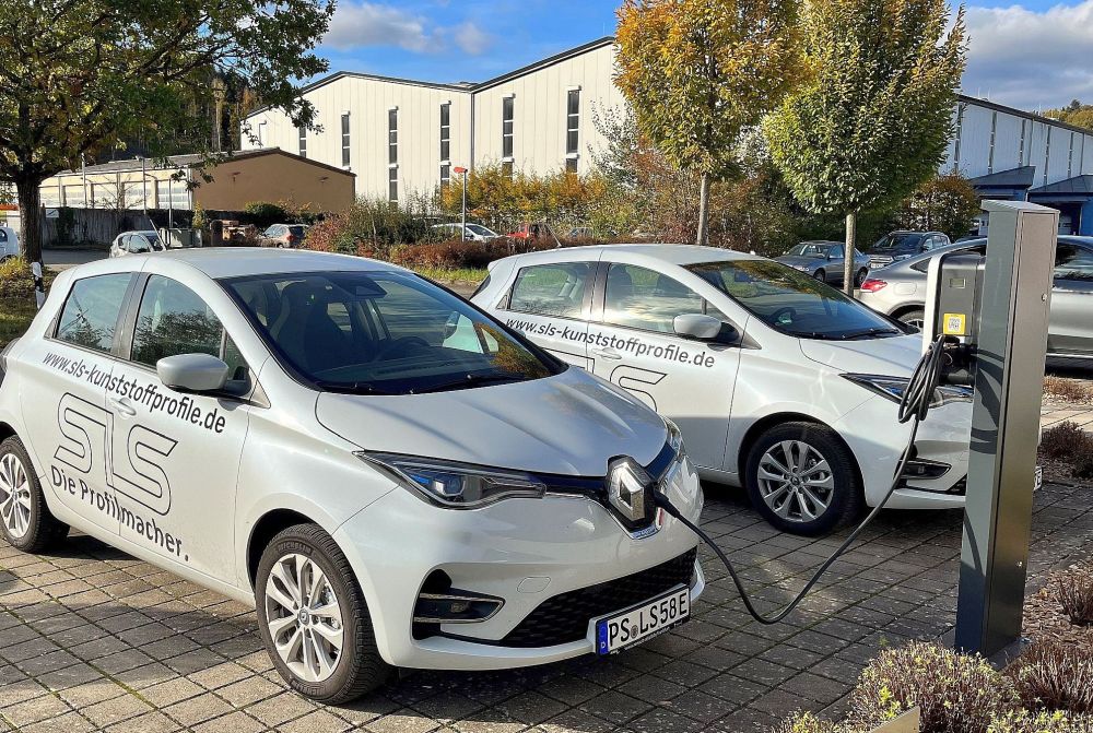 Vor dem Stammwerk von SLS stehen immer mehr E-Tanksäulen für die firmeneigenen Stromer.
