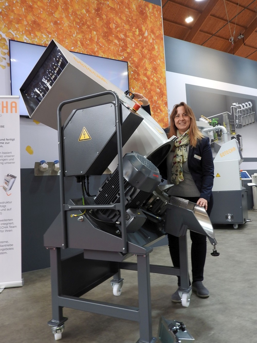 Eva Rosenberger: „Unsere neue kompakte Beistellmühle RS 150 ist ein kostengünstiger, vielseitiger Allrounder für das produktionsintegrierte Zerkleinern von Angüssen und leichten Fehlteilen. Sie gewährleistet selbst bei der Verarbeitung von TPE und POM eine exzellente Mahlgutqualität und punktet mit geringem Energieverbrauch.“ (Im Bild eine GRS 300.) (Foto: Getecha)