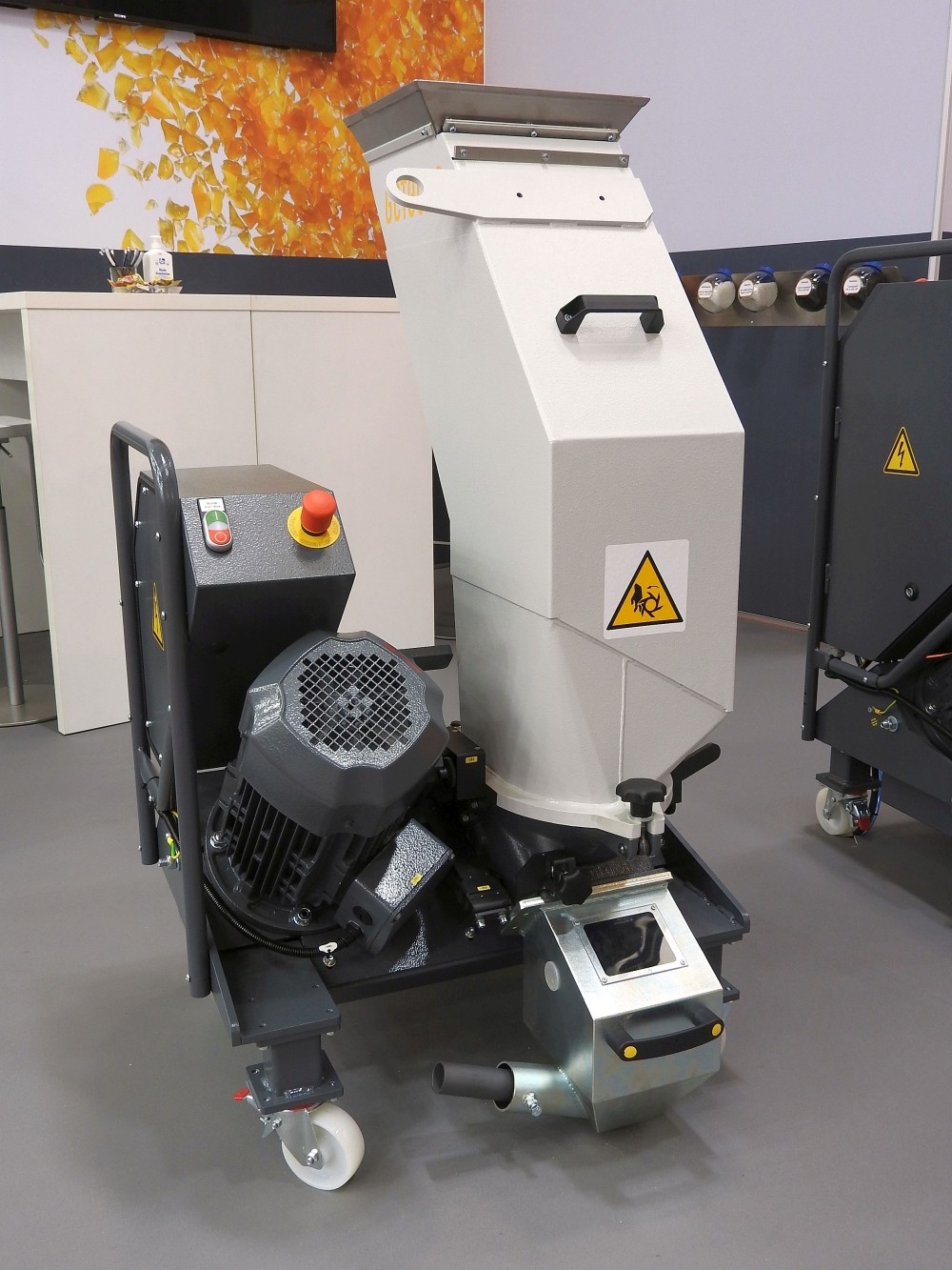 Die Beistellmühle GRS 180 A von GETECHA verfügt über Verschleißschutzplatten im Trichter, so dass sie es im Zusammenspiel mit den verschleißgeschützten Hartmetall-Messern ihres Sieben-Messerrotors auch mit abrasivem Material aufnimmt. (Foto: Getecha)