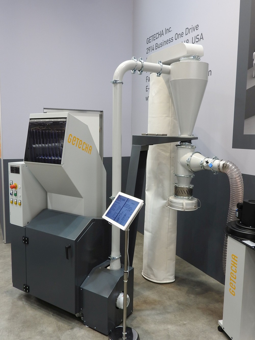 Auf eine stündliche Zerkleinerungsleistung von bis zu 160 kg Material ausgelegt ist die RS 2404 A von GETECHA. Diese kompakte und rollengelagerte Zentralmühle verfügt über einen Mühlenkörper und einen Aufgabetrichter in schallgedämmter Ausführung. (Foto: Getecha)