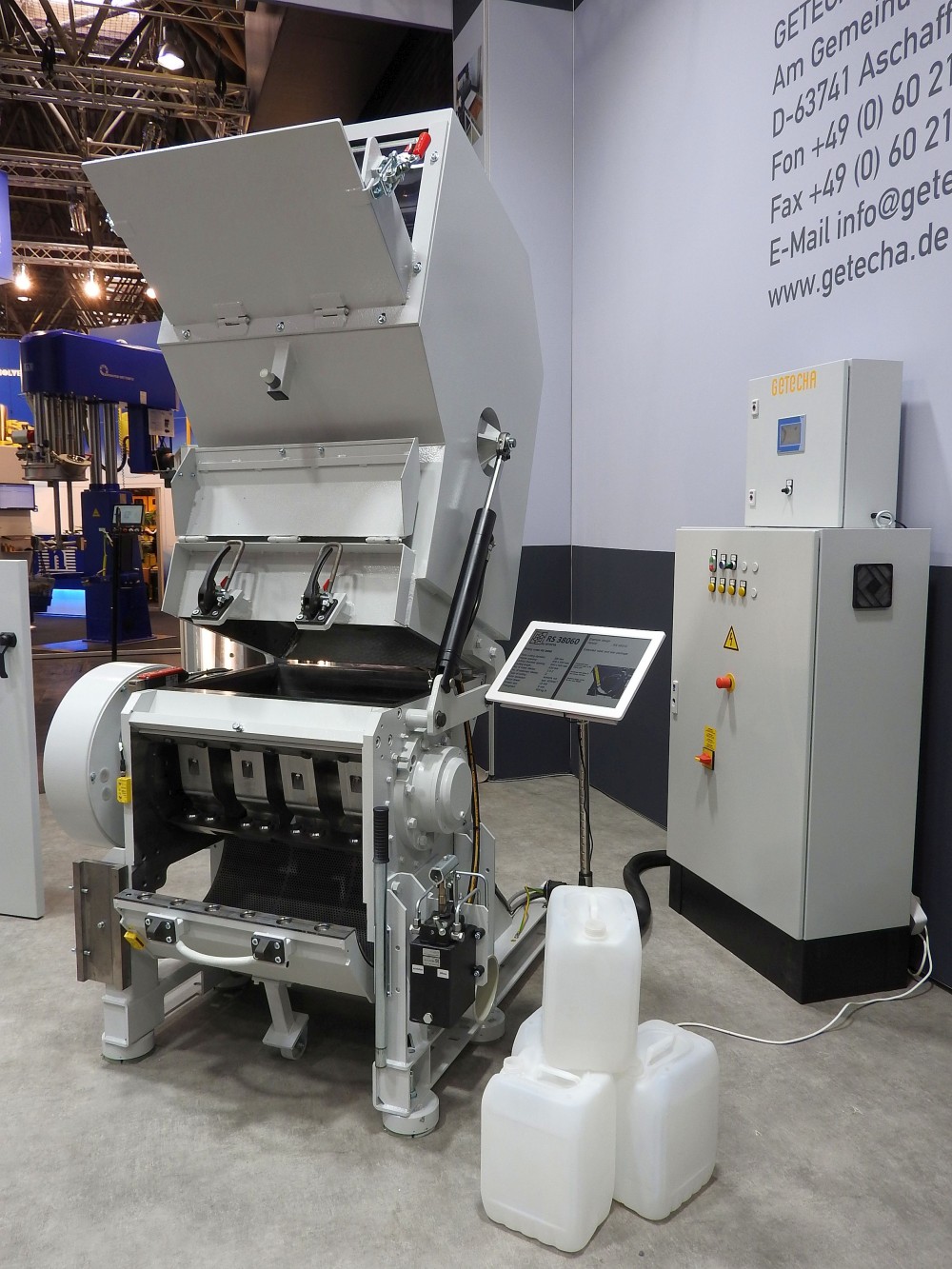 Als größtes Modell seines umfangreichen Mühlenparks präsentiert GETECHA auf der Fakuma diesmal eine RS 38060 A zum effizienten Zerkleinern blasgeformter Behälter und spritzgegossener Teile. (Foto: Getecha)